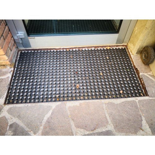 TAPPETO NERO IN GOMMA PER ESTERNO BULLONATO